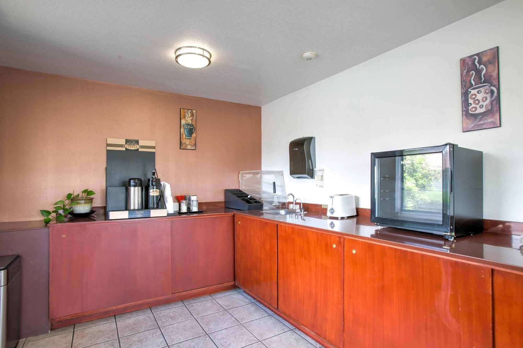 Oyo Woodland Hotel And Suites Bagian luar foto