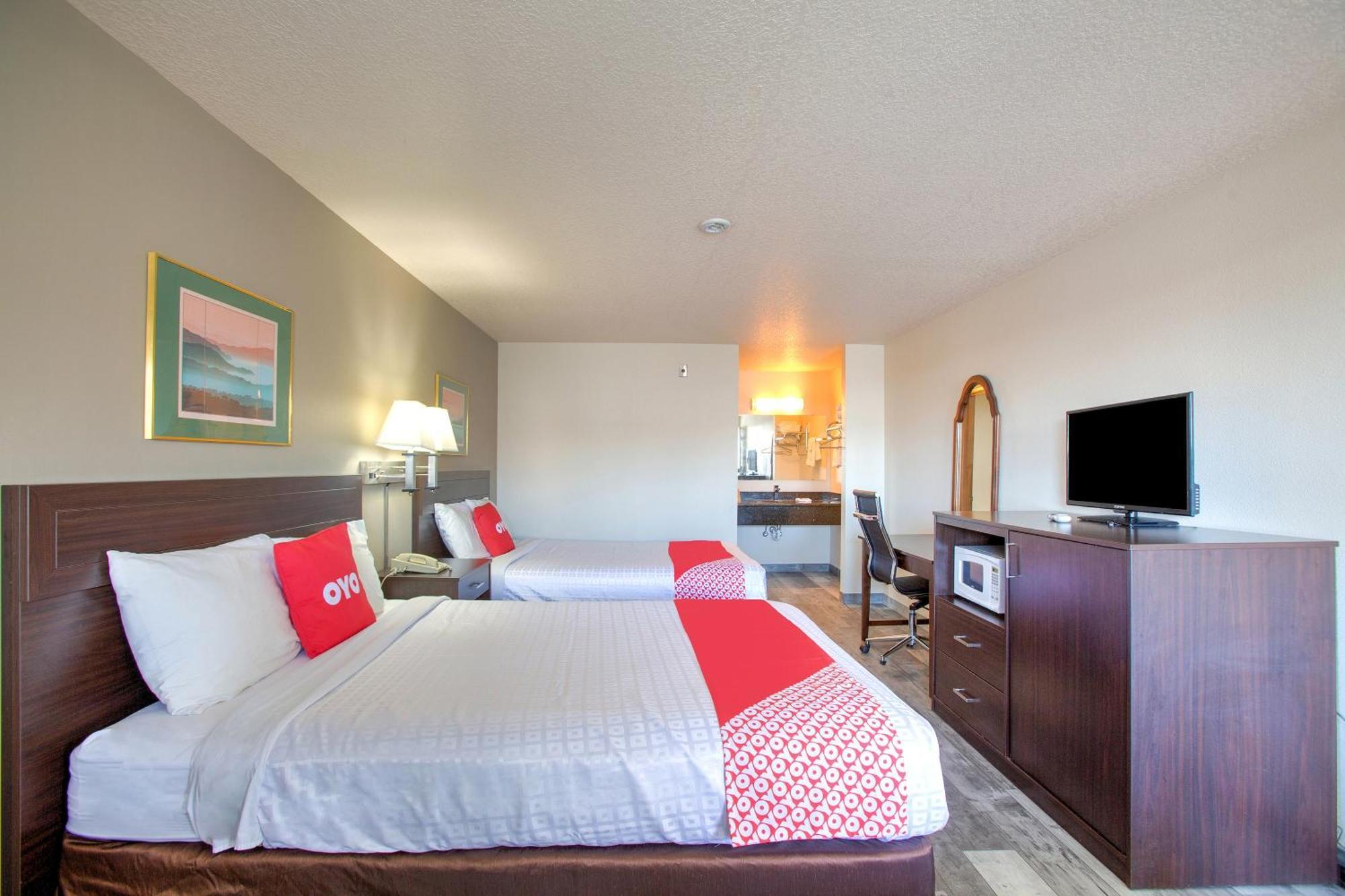 Oyo Woodland Hotel And Suites Bagian luar foto