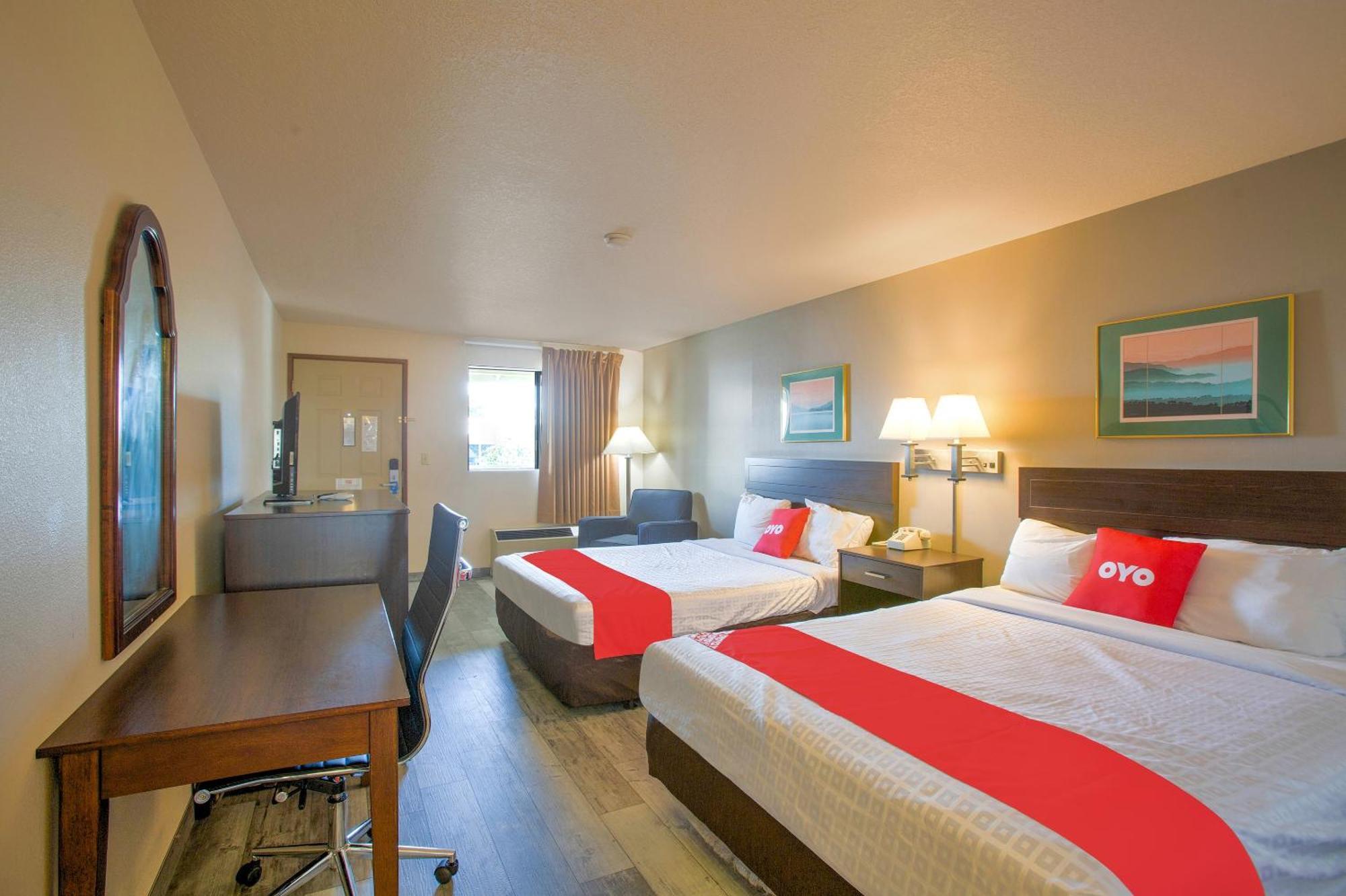 Oyo Woodland Hotel And Suites Bagian luar foto