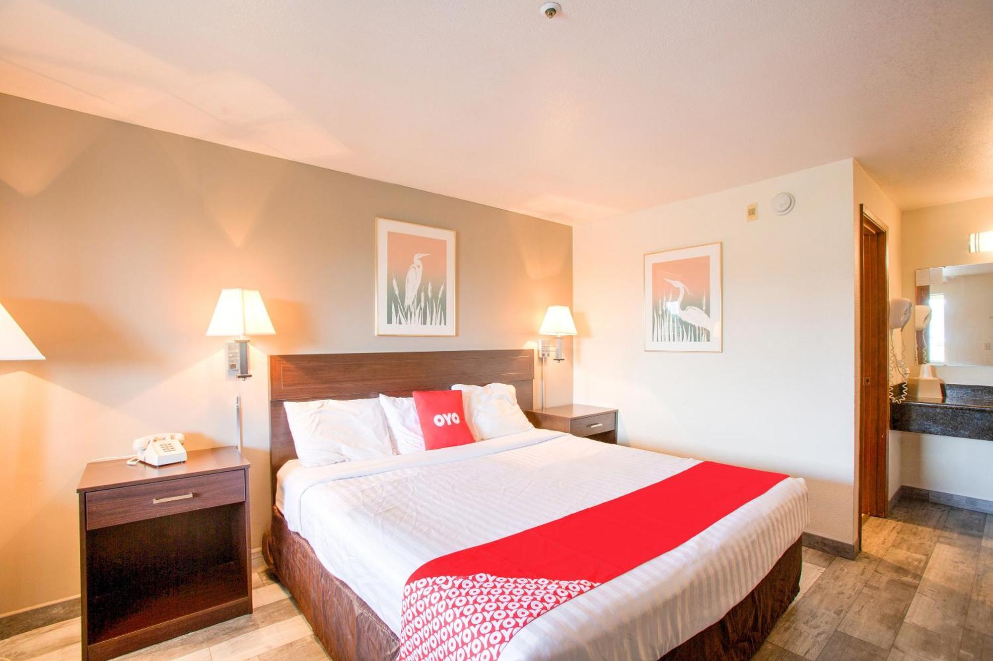 Oyo Woodland Hotel And Suites Bagian luar foto