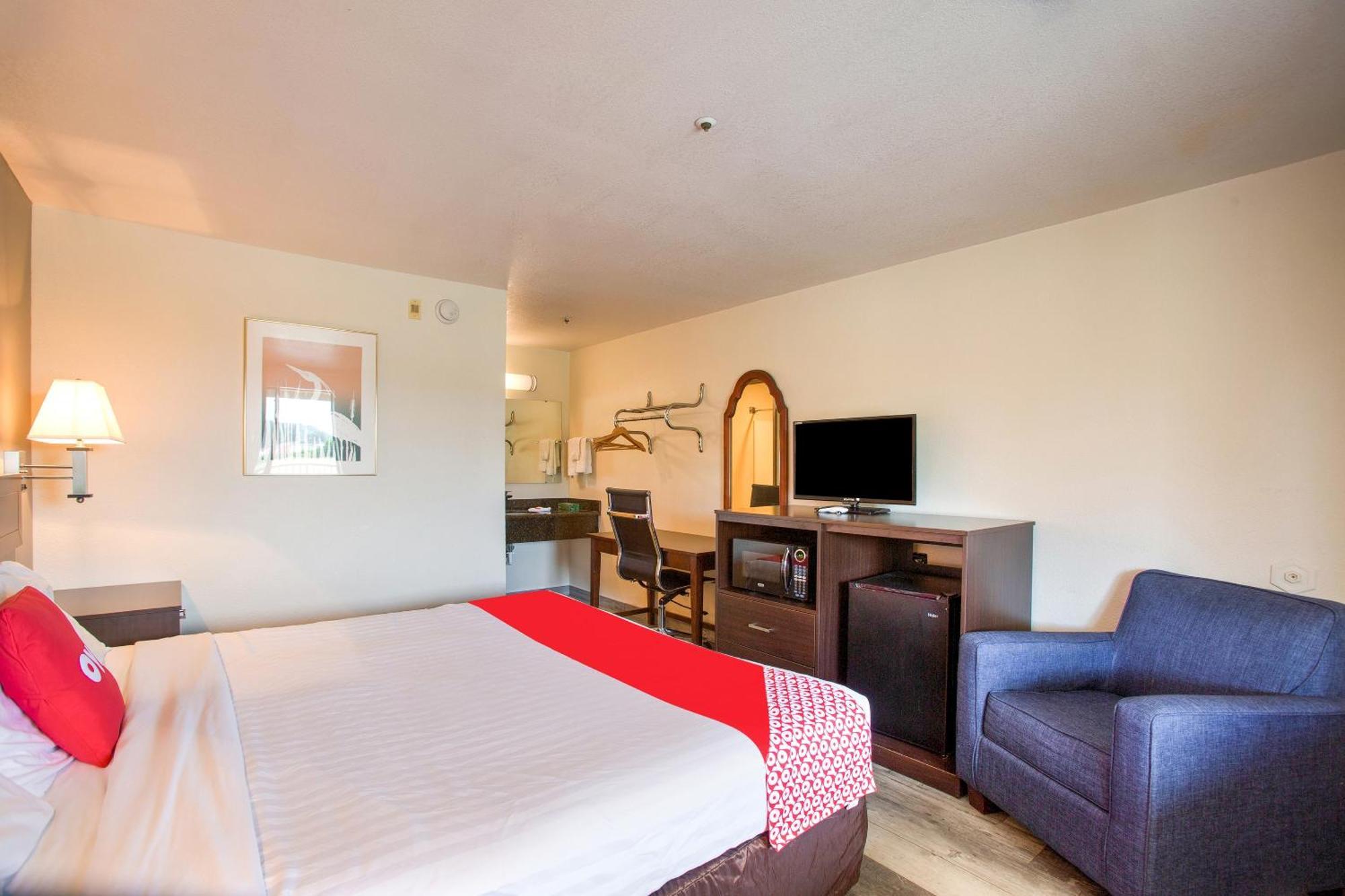 Oyo Woodland Hotel And Suites Bagian luar foto