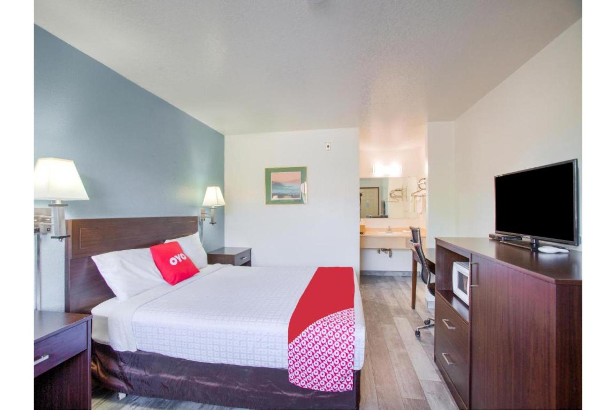 Oyo Woodland Hotel And Suites Bagian luar foto