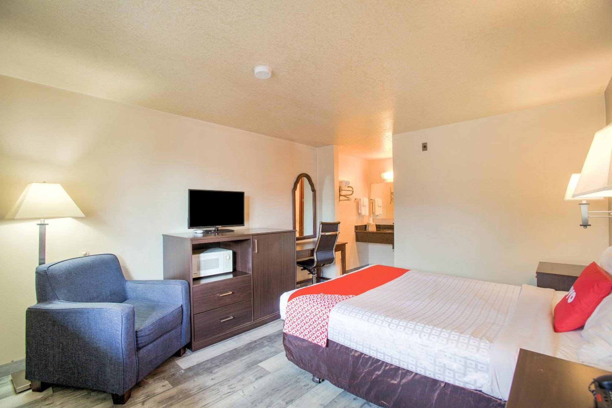 Oyo Woodland Hotel And Suites Bagian luar foto
