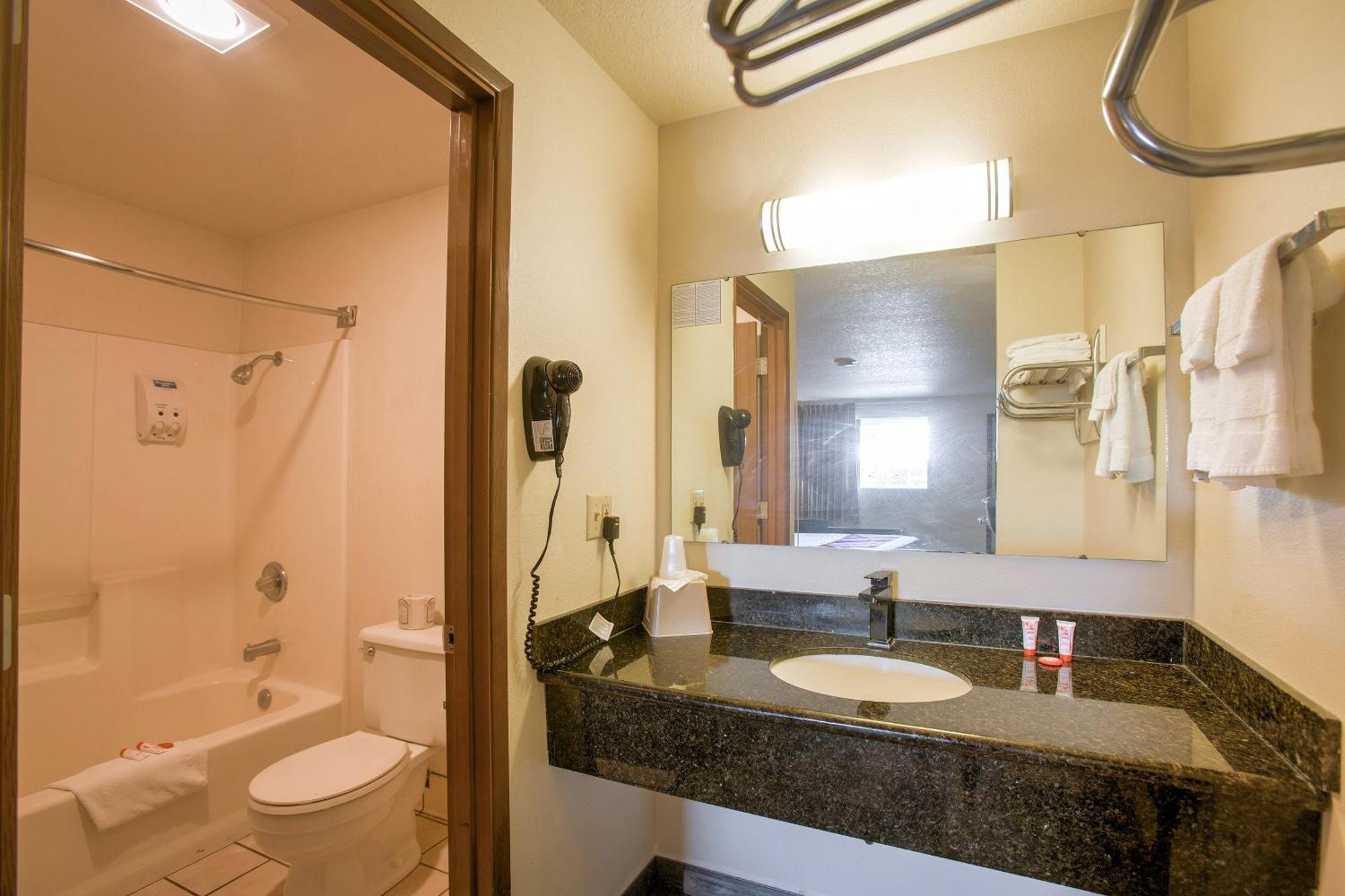 Oyo Woodland Hotel And Suites Bagian luar foto