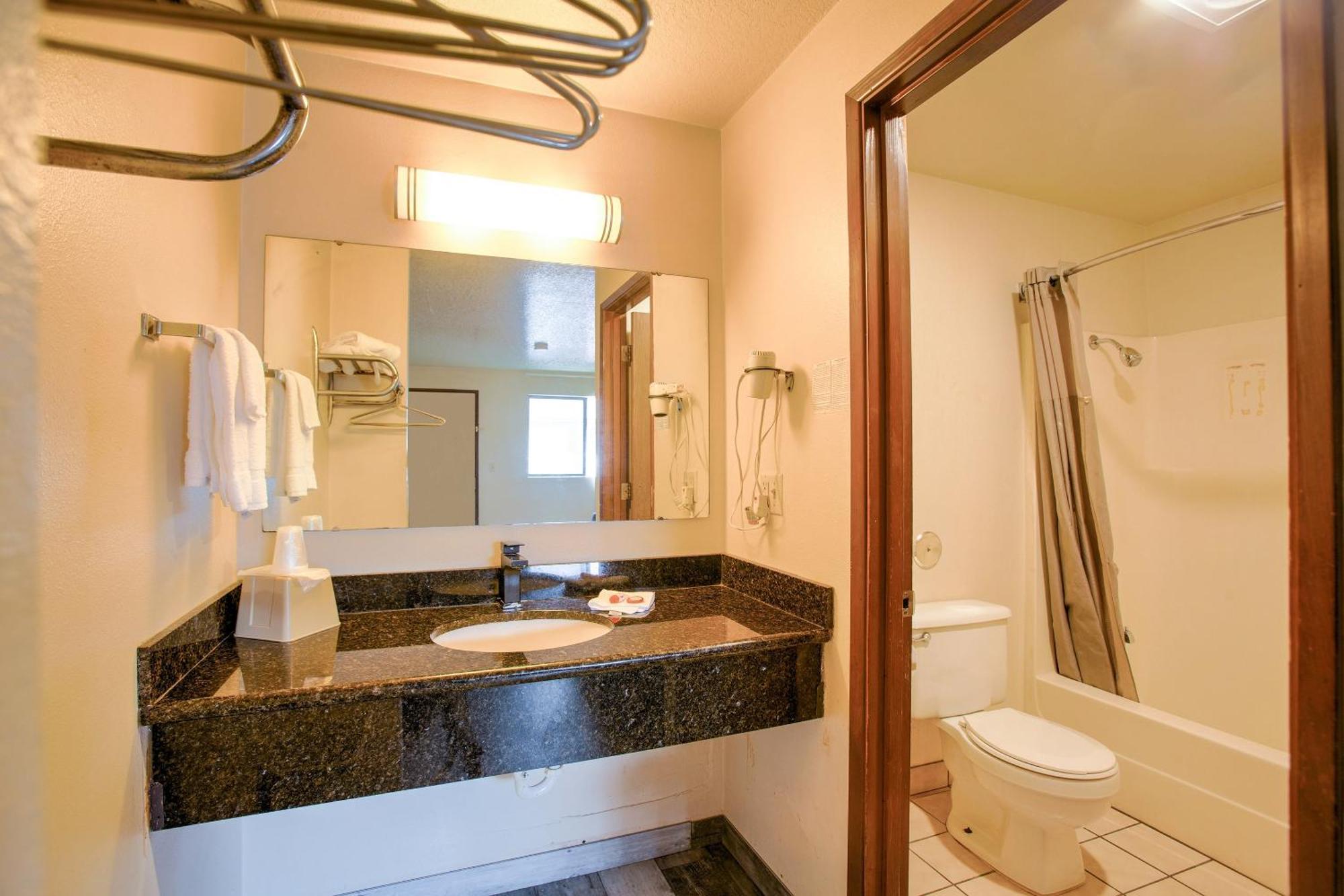 Oyo Woodland Hotel And Suites Bagian luar foto