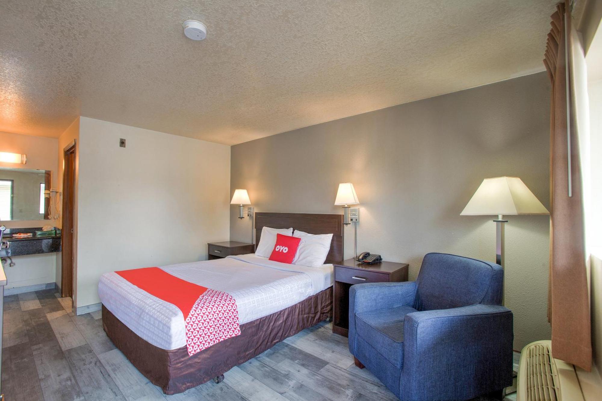 Oyo Woodland Hotel And Suites Bagian luar foto