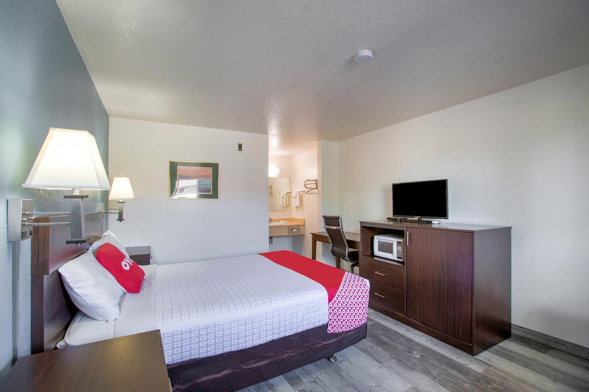Oyo Woodland Hotel And Suites Bagian luar foto