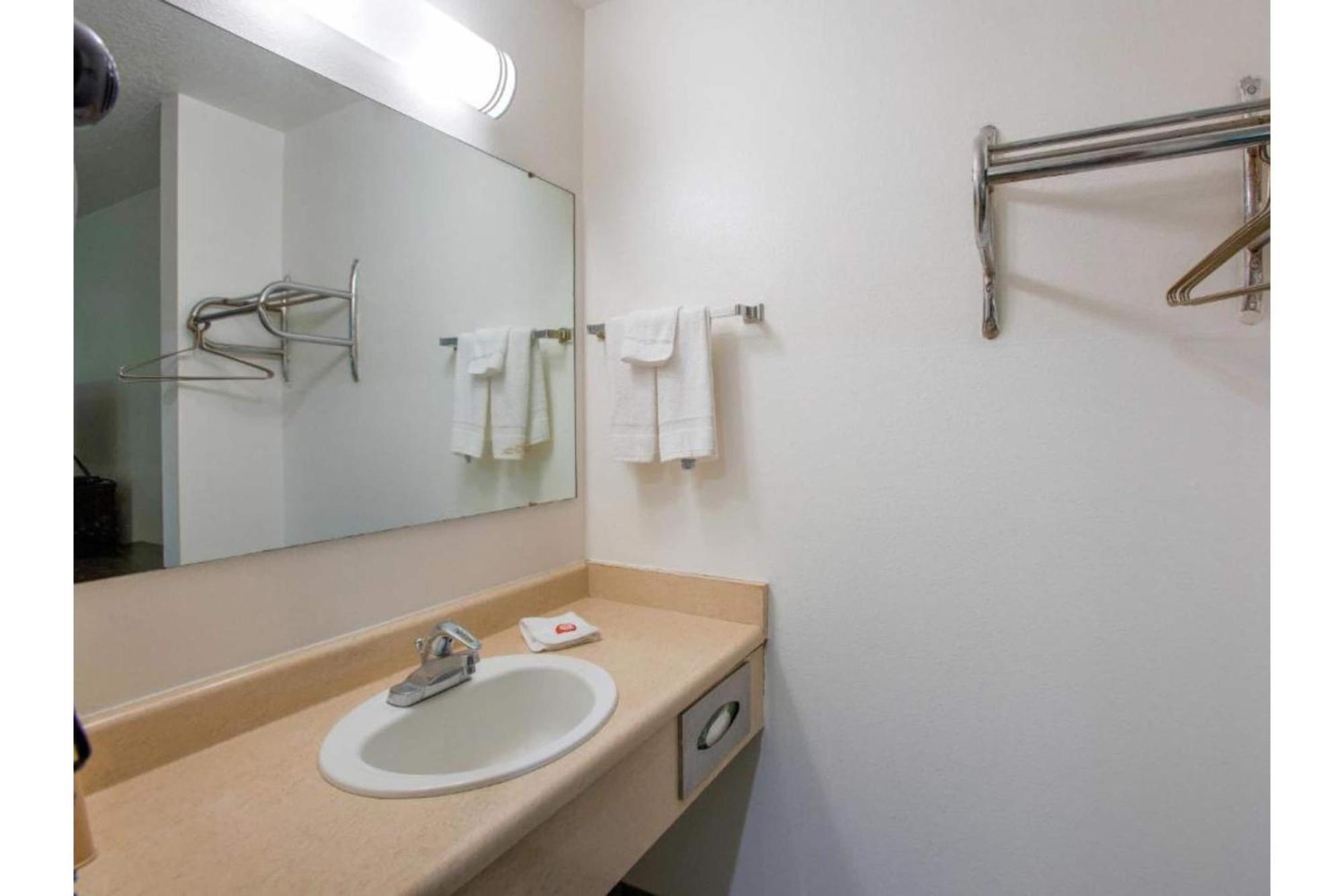 Oyo Woodland Hotel And Suites Bagian luar foto