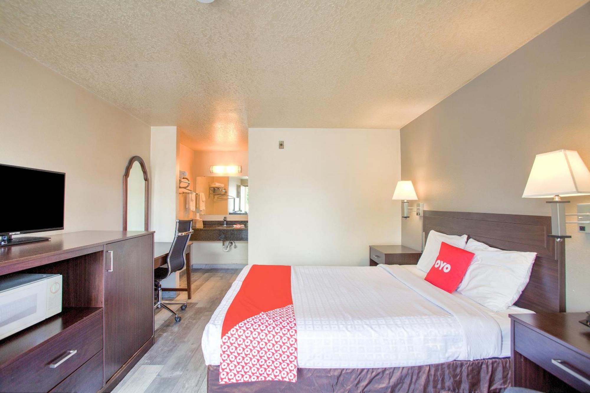 Oyo Woodland Hotel And Suites Bagian luar foto