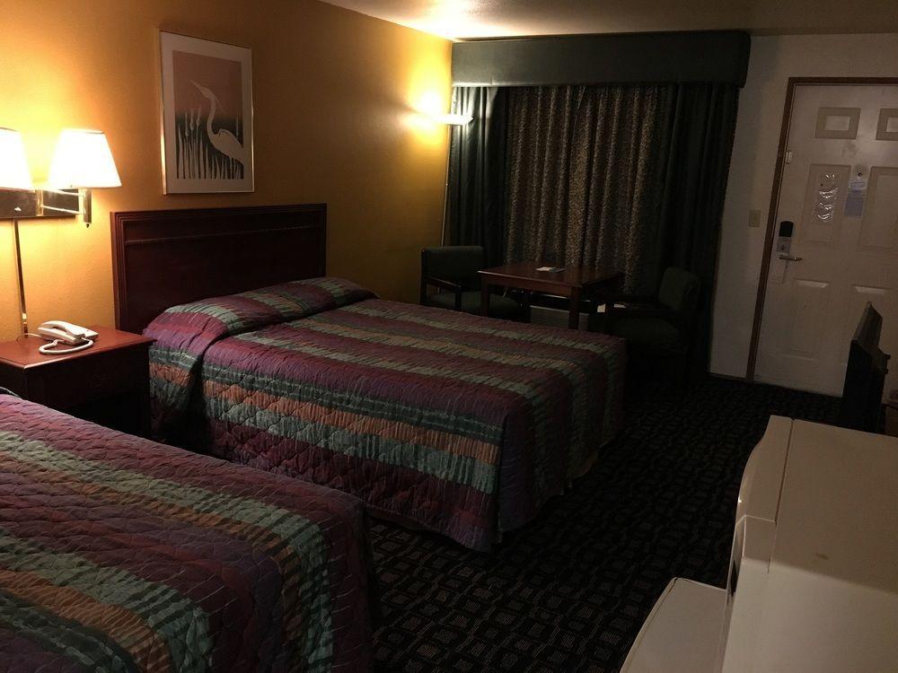Oyo Woodland Hotel And Suites Bagian luar foto