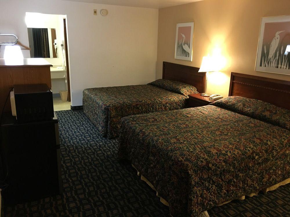 Oyo Woodland Hotel And Suites Bagian luar foto