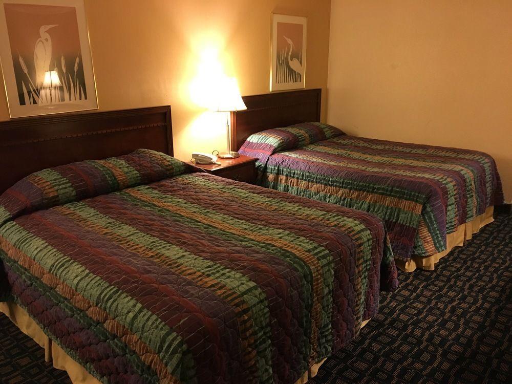 Oyo Woodland Hotel And Suites Bagian luar foto