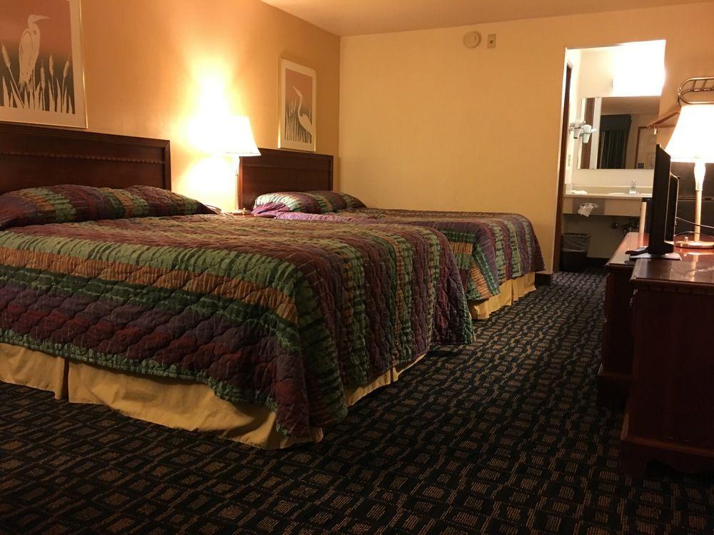 Oyo Woodland Hotel And Suites Bagian luar foto