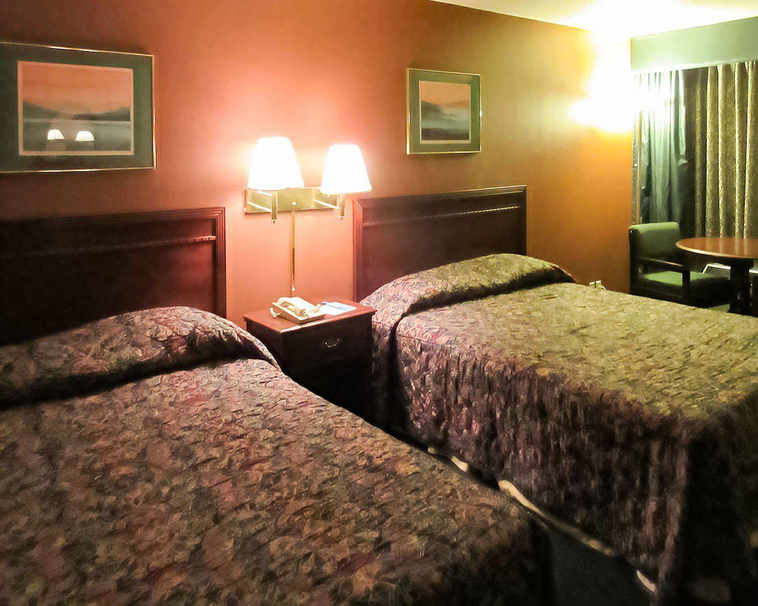 Oyo Woodland Hotel And Suites Bagian luar foto