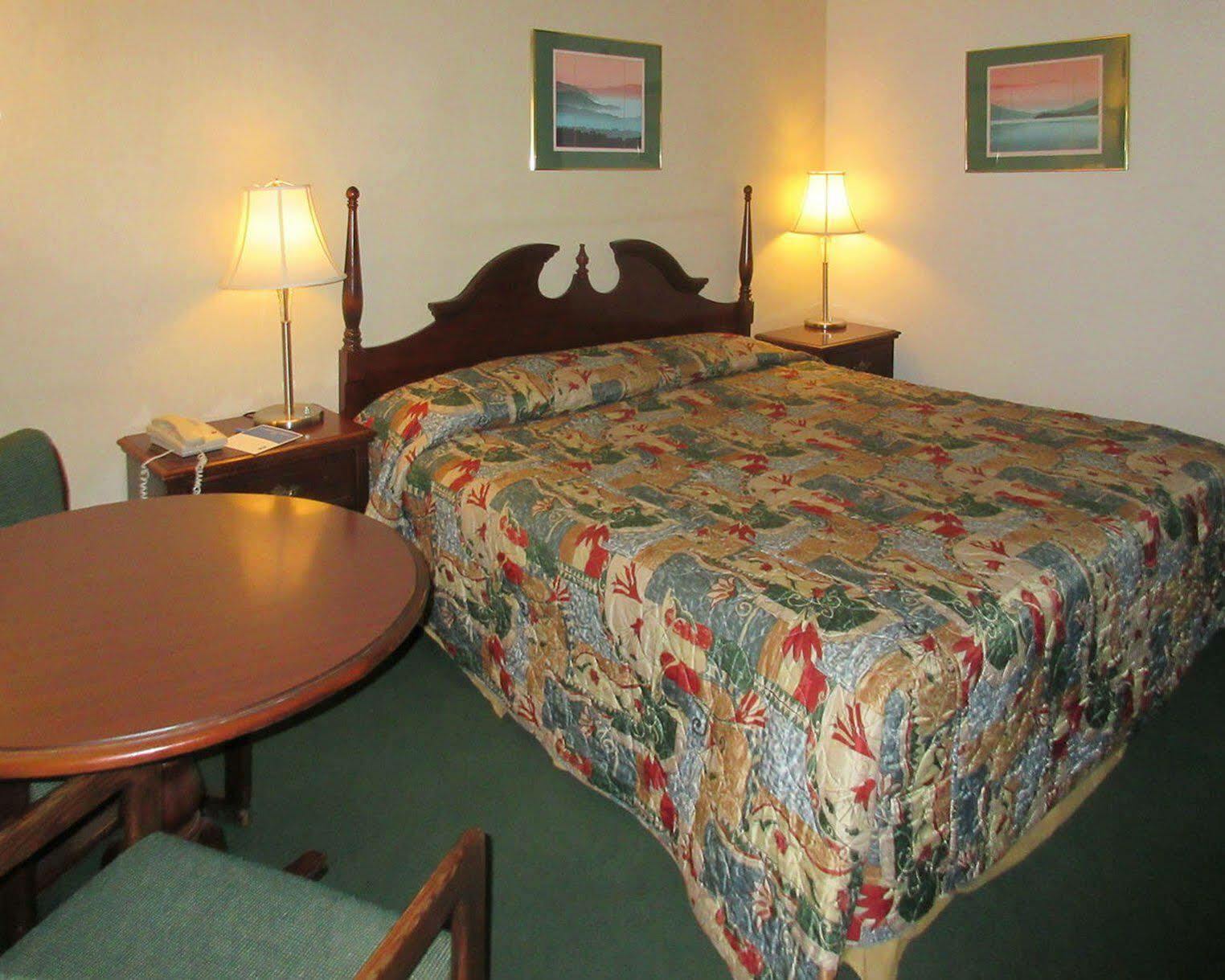 Oyo Woodland Hotel And Suites Bagian luar foto