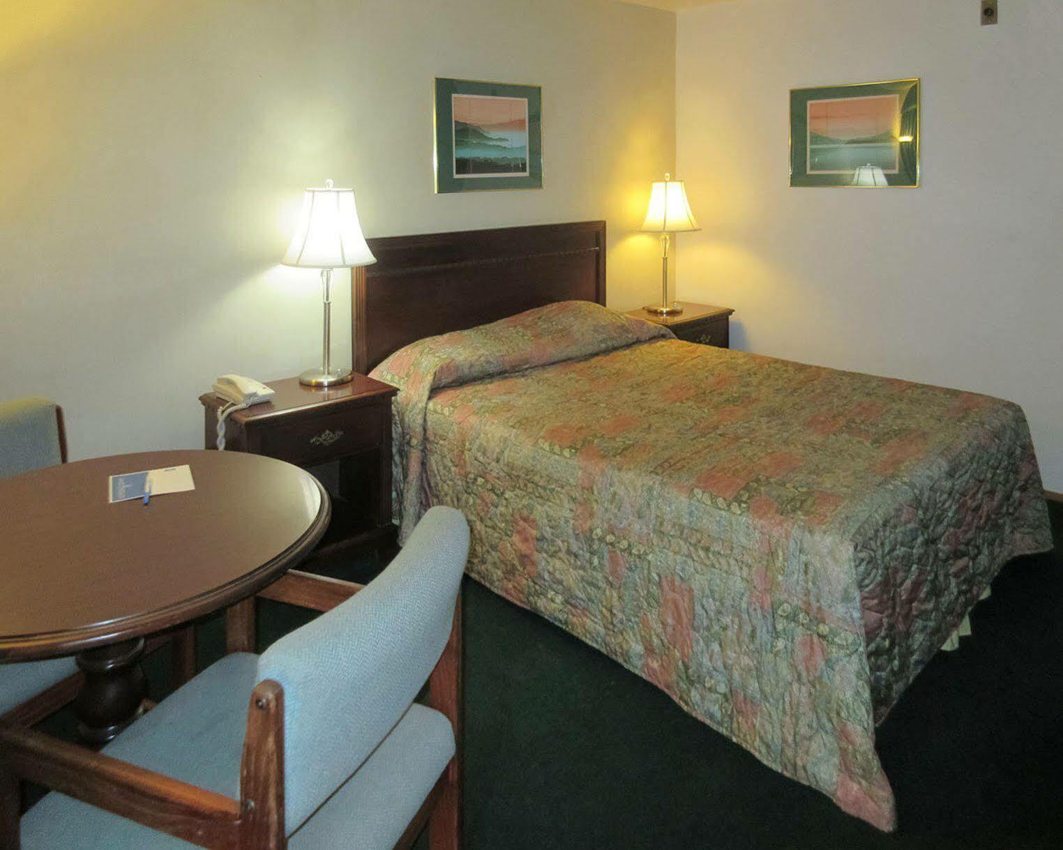 Oyo Woodland Hotel And Suites Bagian luar foto