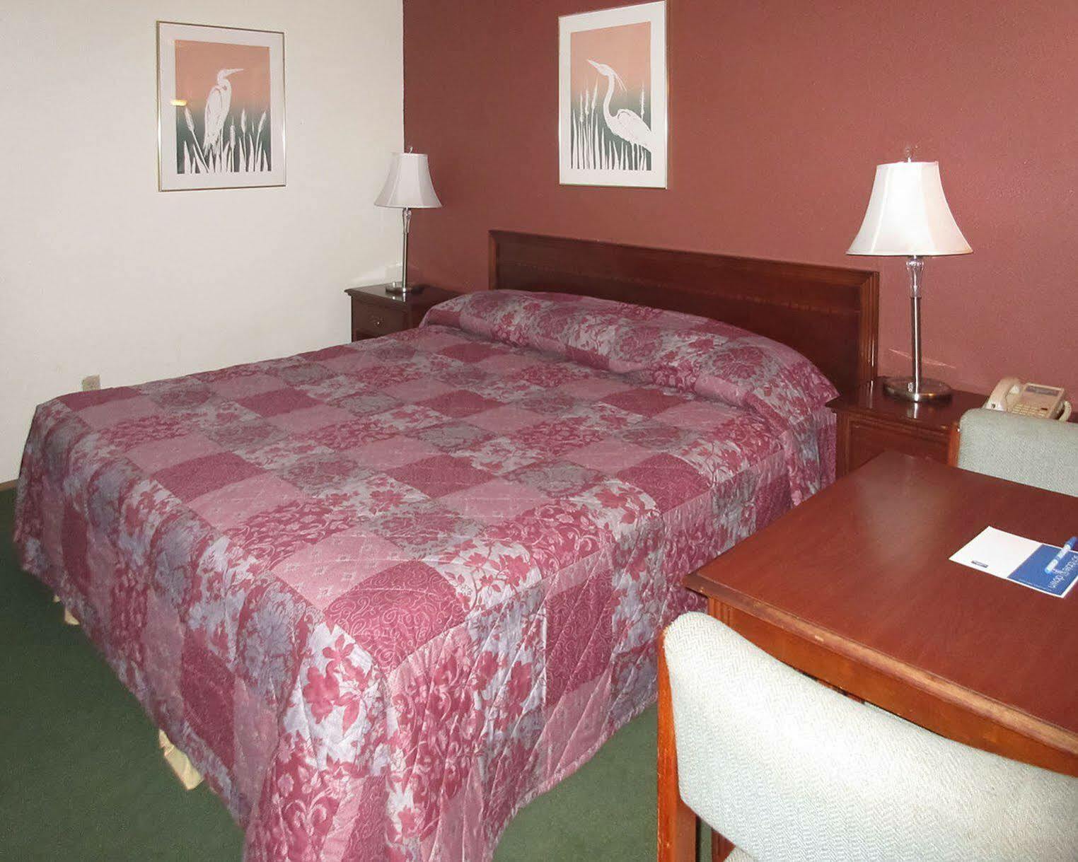 Oyo Woodland Hotel And Suites Bagian luar foto